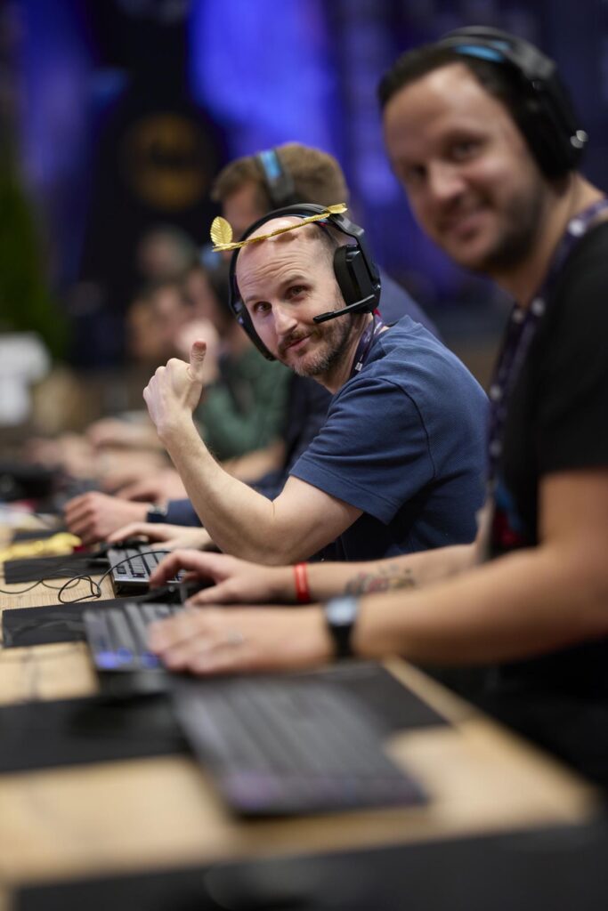 LGA-Mitglied mit Headset an einem Gaming-PC auf der Gamescom 2025, Daumen hoch